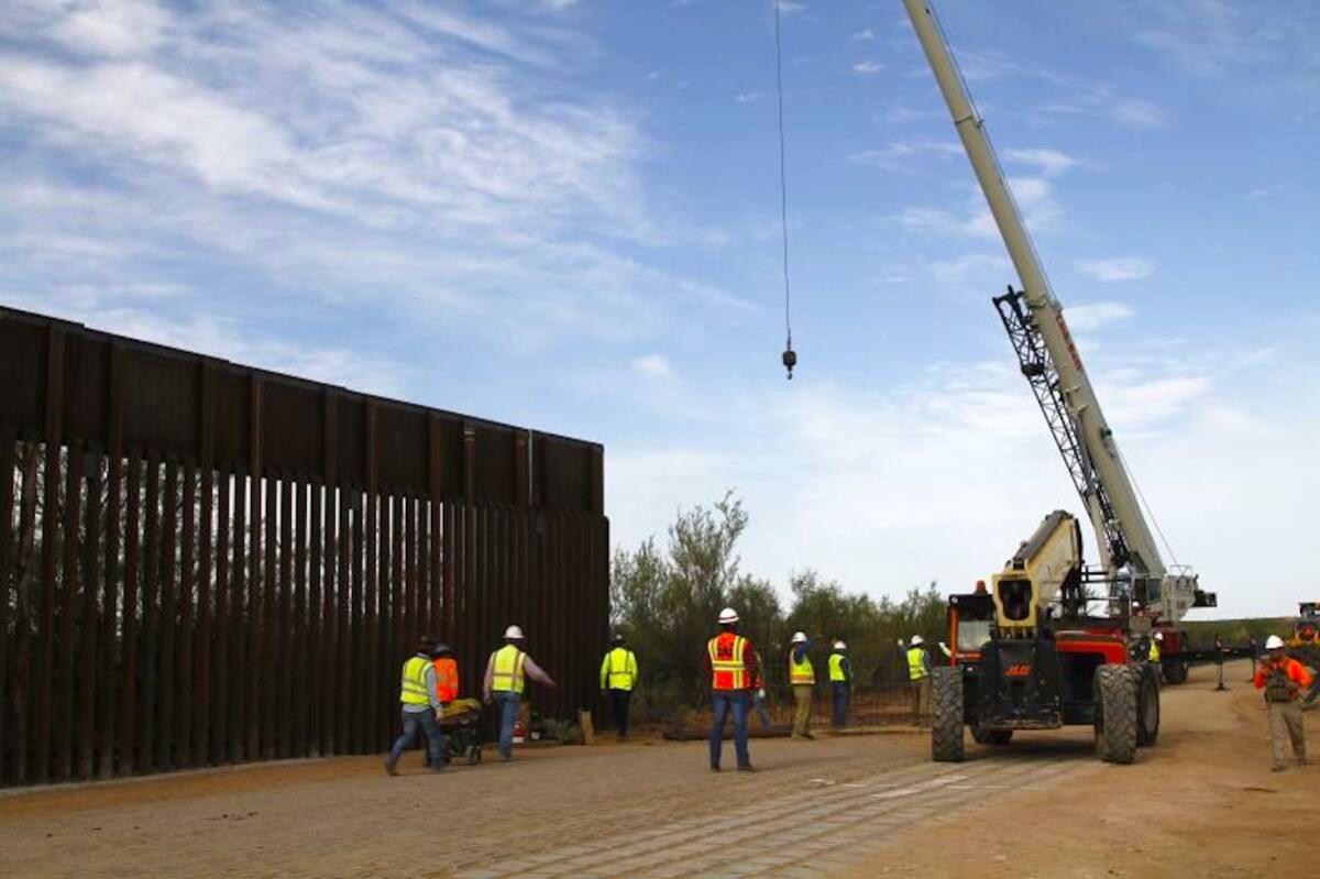 Trabajadores comienzan las obras para erigir una nueva valla fronteriza a unos 32 kilómetros (20 millas) al oeste de Santa Teresa, Nuevo México.