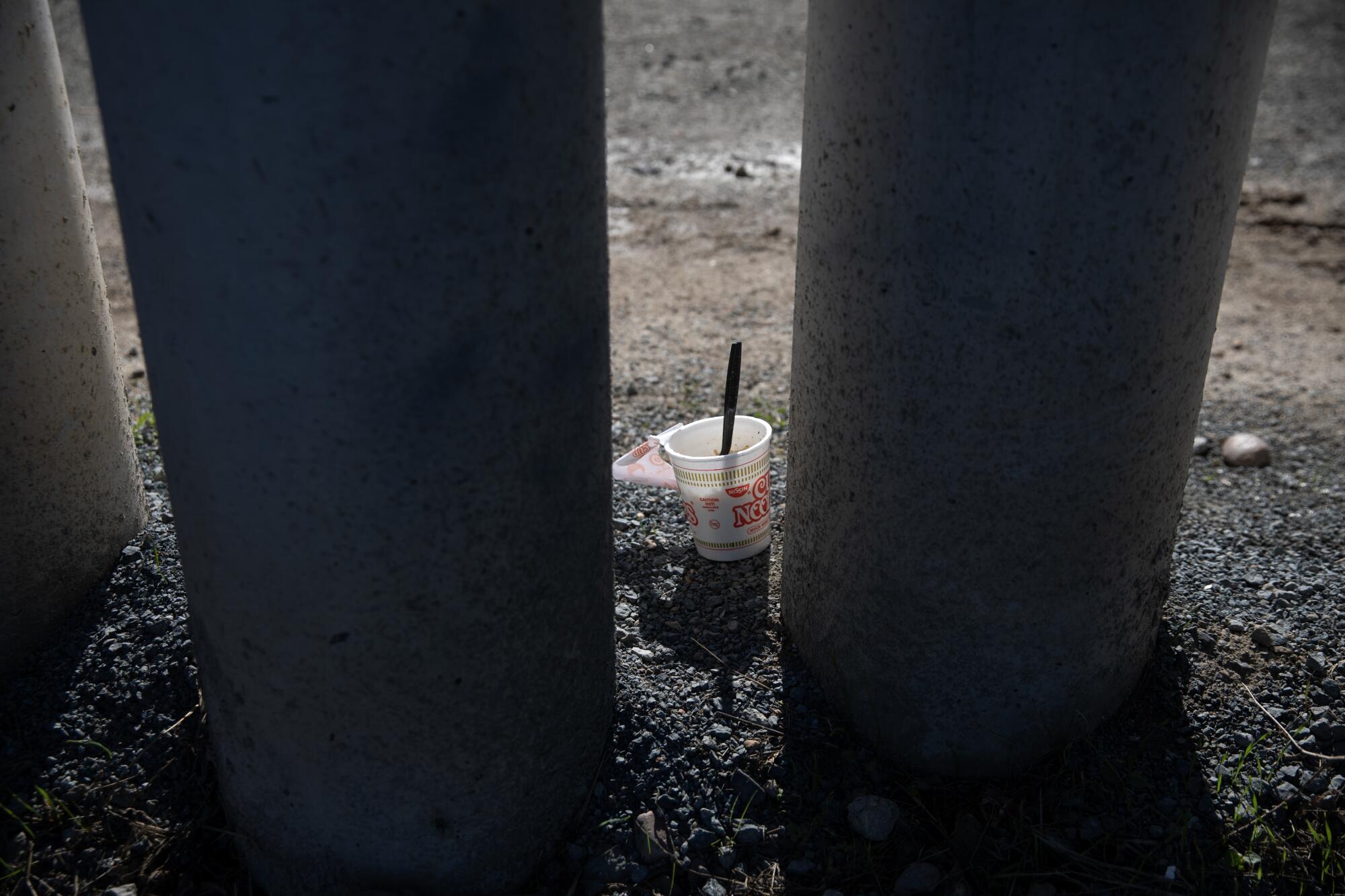 Un vaso de noodles dejada en el área entre muros cerca de San Ysidro en donde usualmente migrantes esperan a ser procesados