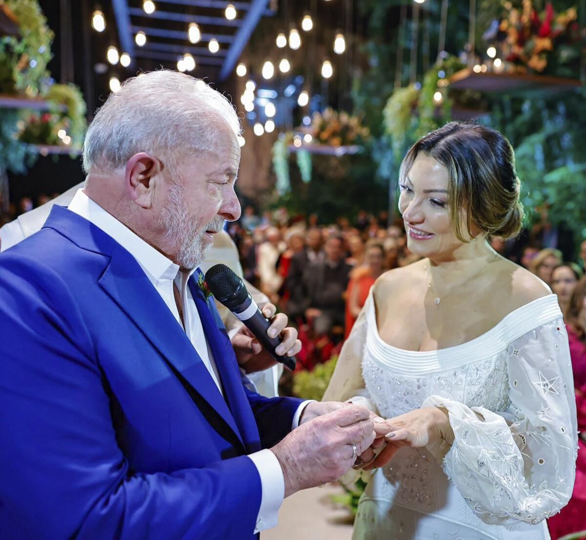 In this photo released by the 2022 campaign press office of Luiz Inacio Lula da Silva, Brazil's former president Luiz Inacio Lula da Silva, left, and sociologist Rosangela Silva get married in Sao Paulo Brazil, Wednesday, May 18, 2022. Brazil's former president and front-runner for October's elections Da Silva got married in a ceremony that had a political touch as he seeks to return to the office he held between 2003 and 2010. (Ricardo Stuckert/Lula 2022 Campaign Press Office via AP)