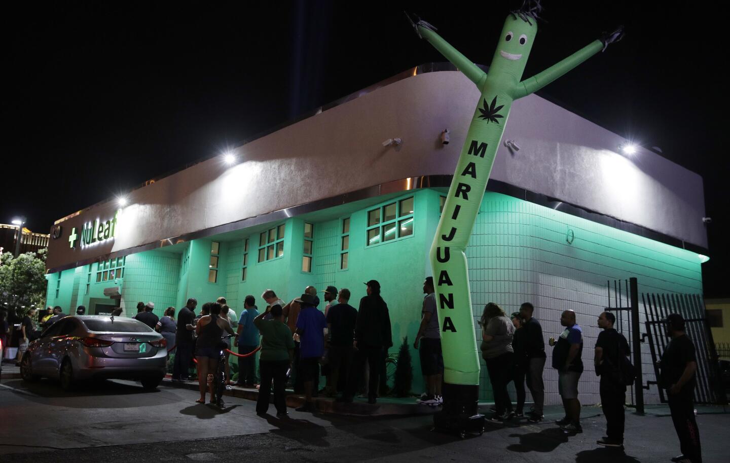 Un grupo de personas espera en fila ante el dispensario de marihuana NuLeaf en Las Vegas. Los dispensarios de Nevada ya pueden vender marihuana con fines recreativos de forma legal desde las 00:01 del 1 de julio.