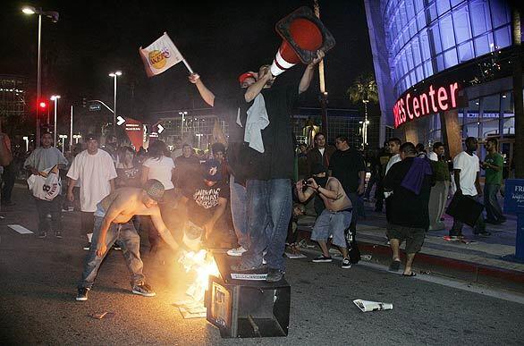 Lakers fans start bonfires