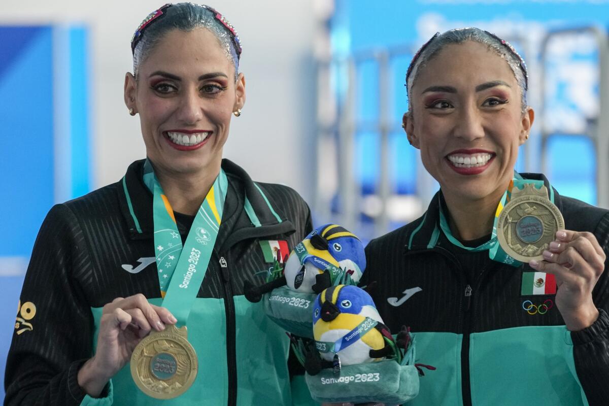 Las mexicanas Nuria Diosdado (izquierda) y Joana Jiménez con sus medallas de oro 