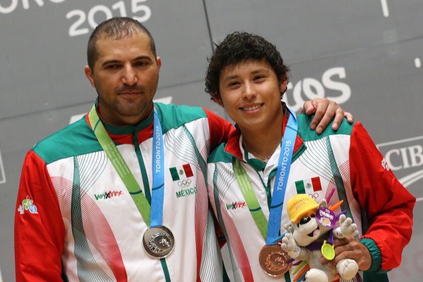 Los deportistas de México Beltrán Alvarado (i) y Daniel de la Rosa con las medallas de plata y bronce, que consiguieron hoy.