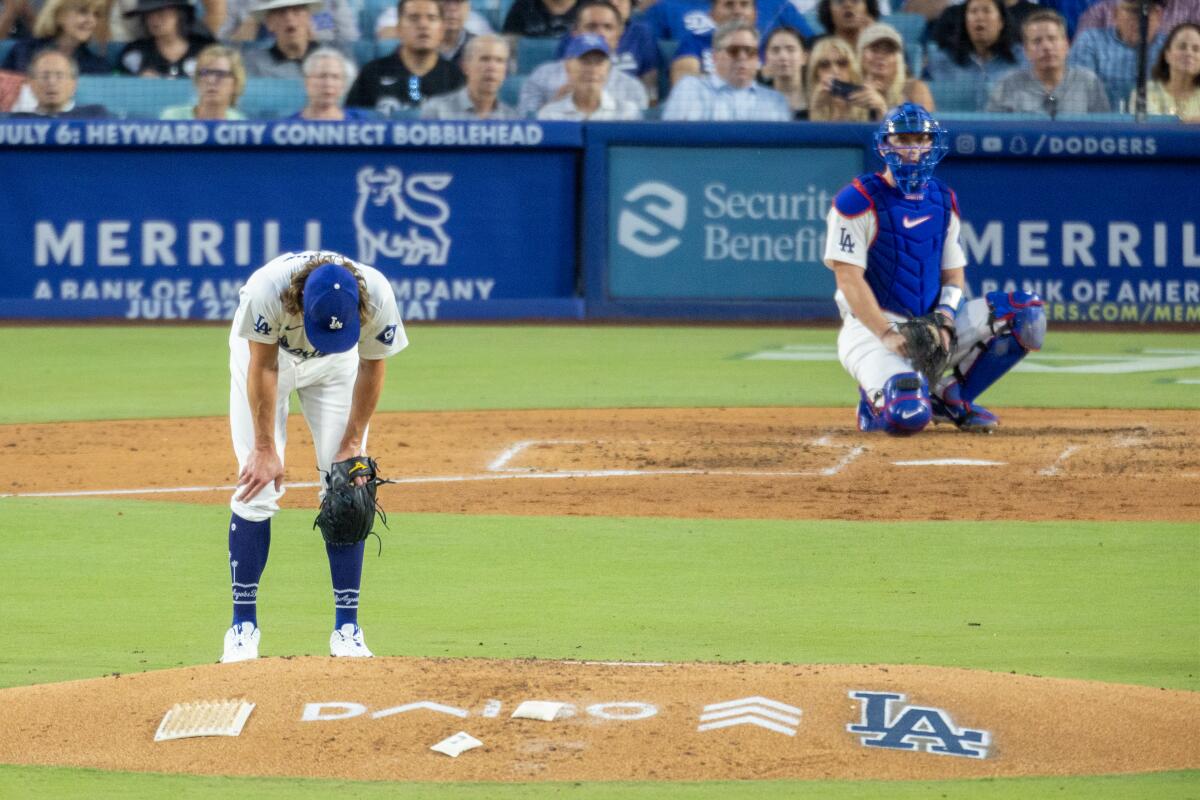 Dodgers'ın başlangıç atıcısı Tyler Glasnow (solda), grand slam home run'a izin verdikten sonra tepki gösteriyor.