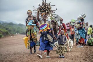Pobladores huyen de los combates entre milicianos del grupo insurgente M23 y fuerzas congoleñas el sábado 29 de octubre de 2022, cerca de la localidad de Kibumba, al norte de la ciudad de Goma, República Democrática del Congo. (AP Foto/Moses Sawasawa)