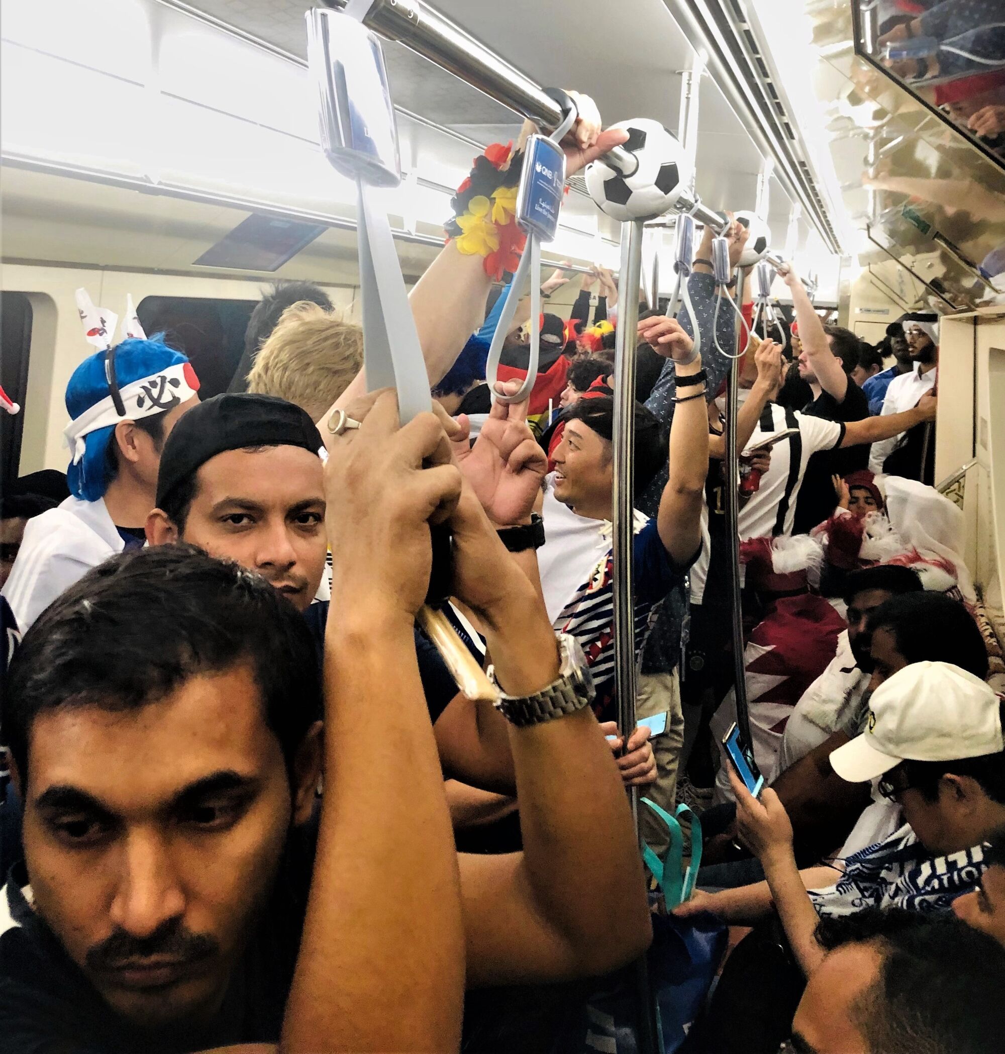 कतर में बुधवार को खचाखच भरी मेट्रो ट्रेन में खड़े विश्व कप प्रशंसक।
