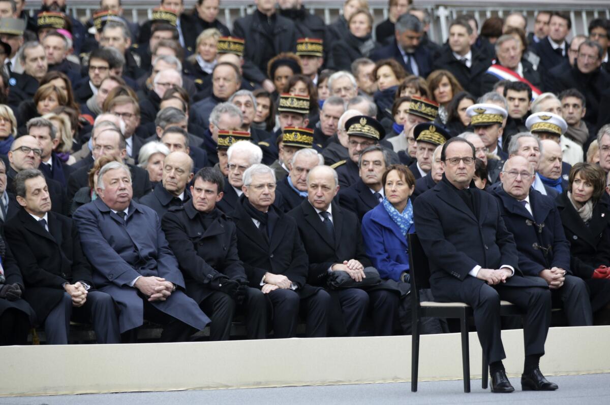 El mandatario francés Francois Hollande, derecha, preside la ceremonia para honrar a las 130 víctimas asesinadas en los atentados del 13 de noviembre, en el patio del palacio nacional de los Inválidos, en París, el viernes 27 de noviembre de 2015. (Philippe Wojazer/Pool foto vía AP)