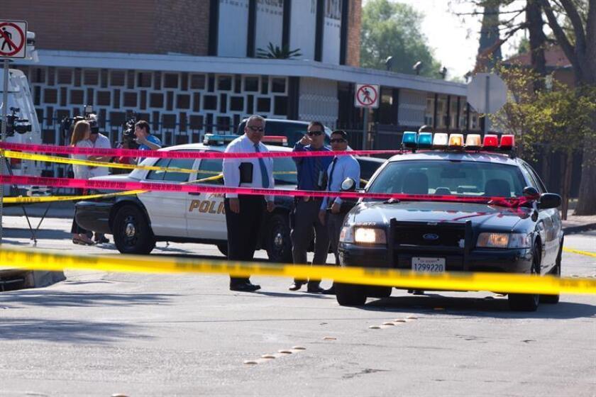 Oficiales de la Policía de Anaheim investigan la escena donde varias personas fueron heridas por miembros del Ku Klux Klan en Anaheim, California (Estados Unidos). EFE/Archivo