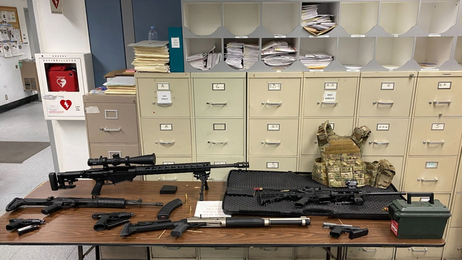 Police seize assault rifles, bulletproof vests, 1,000 rounds of ammo from Hollywood apartment 