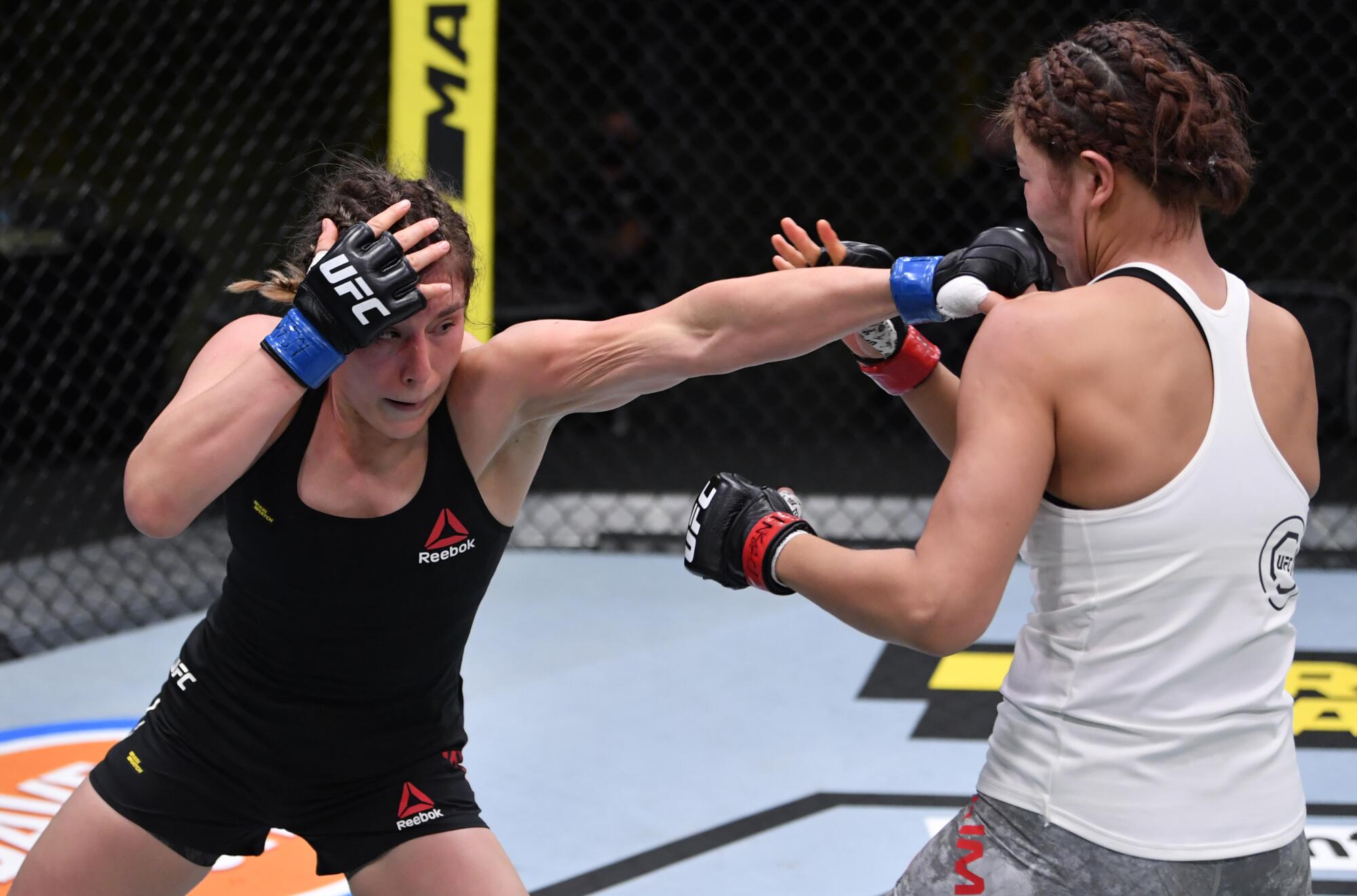 Alexa Grasso (izq.) castiga a Ji Yeon Kim en contienda que ganó en 2020.