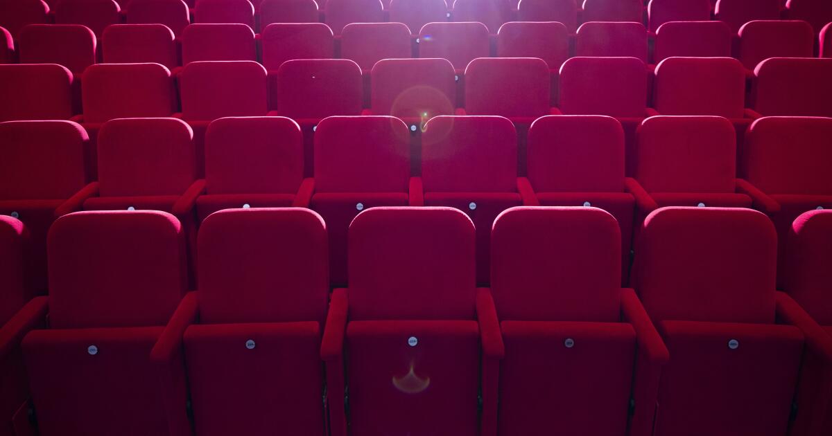 Sinemaseverler neden tiyatrolardan kaçındıklarını anlatıyor