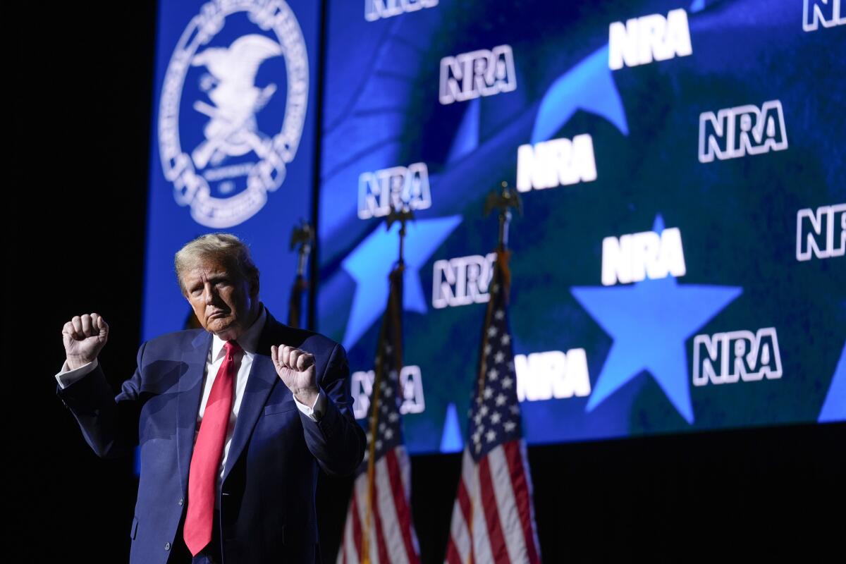 El expresidente Donald Trump baila tras hablar en el Foro Presidencial de la Asociación Nacional del Rifle