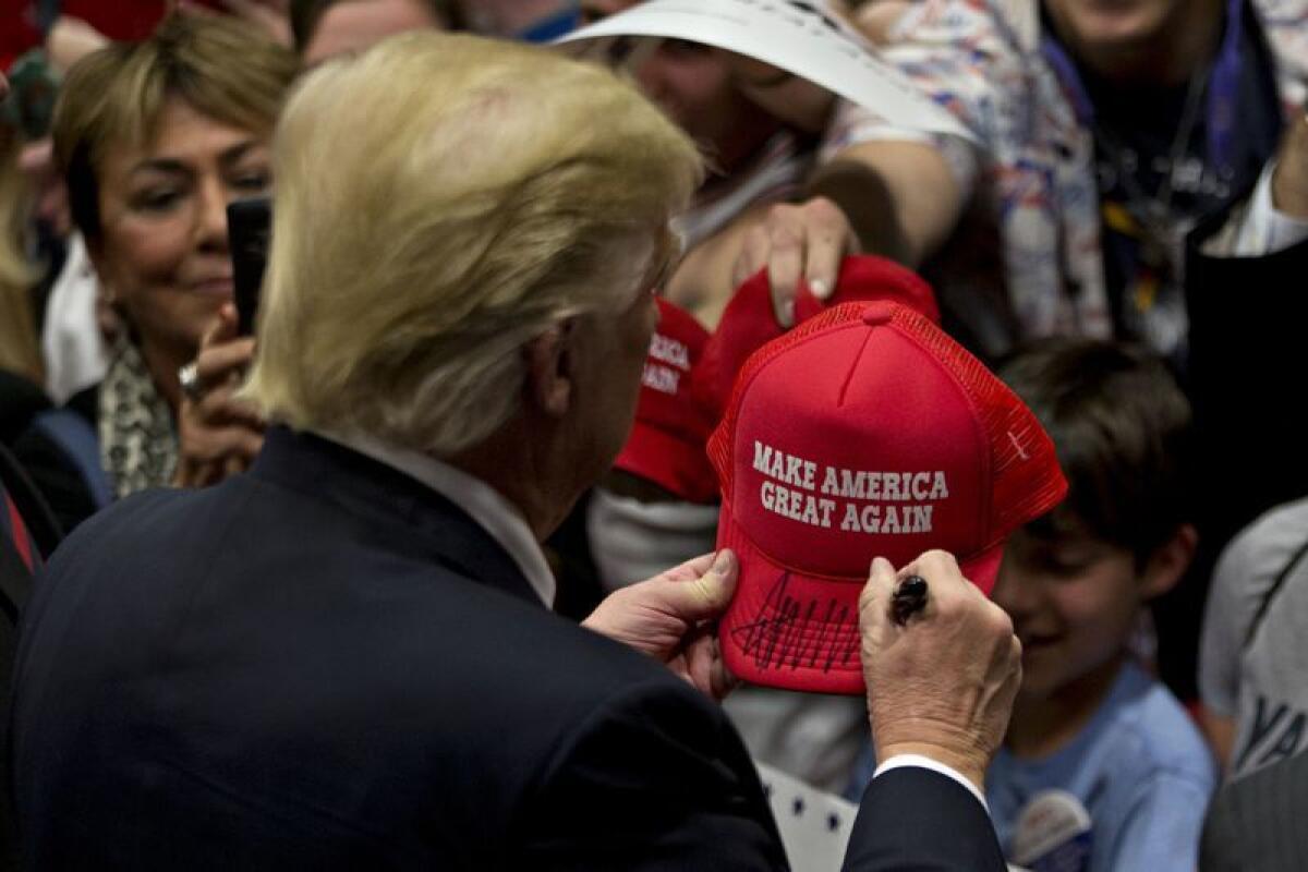 Donald Trump firma una gorra de campaña después de un mitin el 25 de abril de 2016. (Andrew Harrer / Bloomberg)