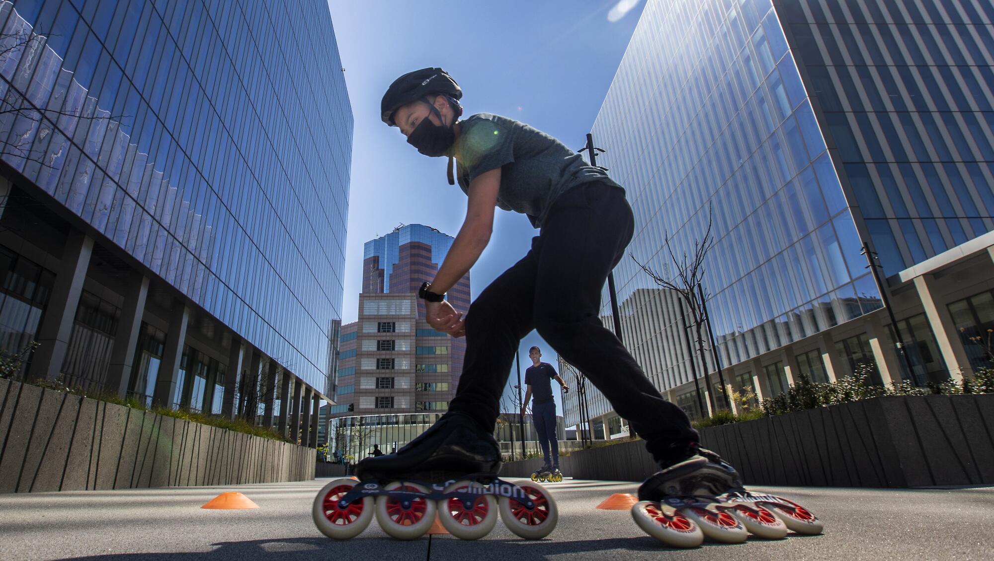 Closeup of a man on rollerblades.