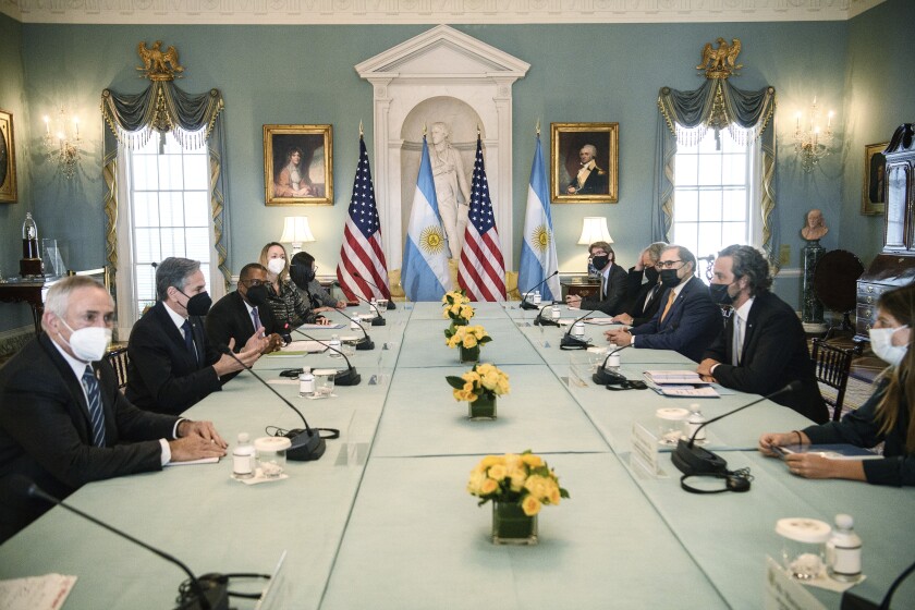 El secretario de Estado estadounidense, Antony Blinken, segundo a la izquierda, se reúne con el canciller argentino Santiago Cafiero, segundo a la derecha, el martes 18 de enero de 2022 en el Departamento de Estado en Washington. (Nicholas Kamm/Pool via AP)