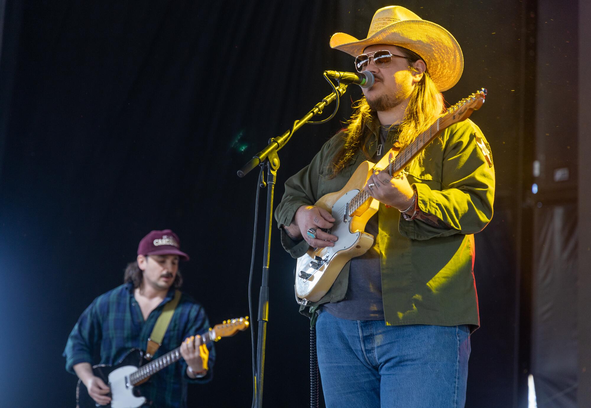 Vincent Neal Emerson actúa en el escenario Palomino para el día inaugural de Stagecoach.