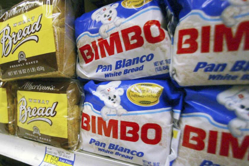 ARCHIVO - Pan Bimbo expuesto en un estante de un supermercado de Anaheim, California, el 24 de abril de 2003. (AP Foto/Damian Dovarganes, Archivo)