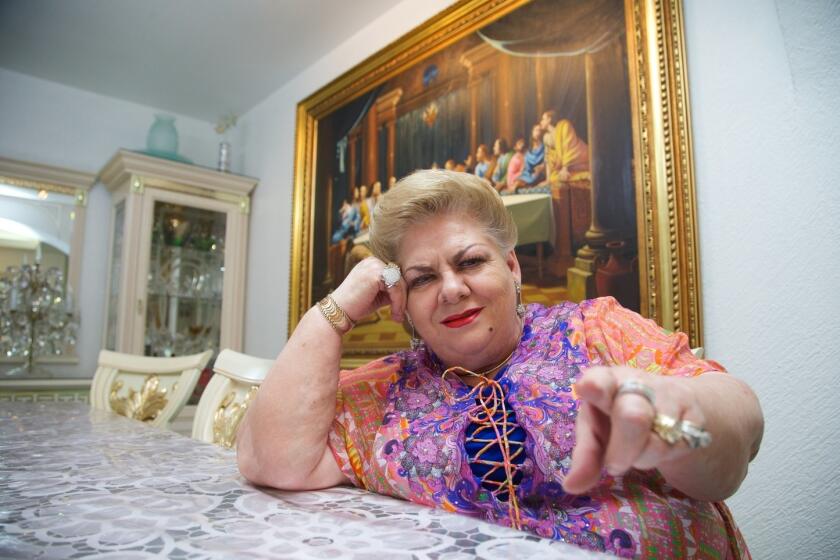 Paquita la del Barrio aceptó que no sabe nada de política, pero se justificó al decir que "nadie nace sabiendo".