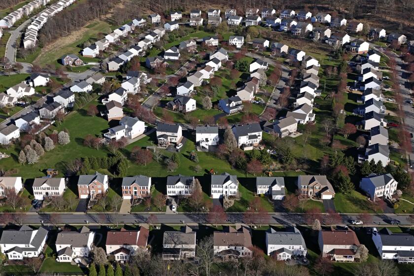 ARCHIVO - Un desarrollo inmobiliario en Cranberry Township, Pensilvania, el 29 de marzo de 2024. (AP Foto/Gene J. Puskar)