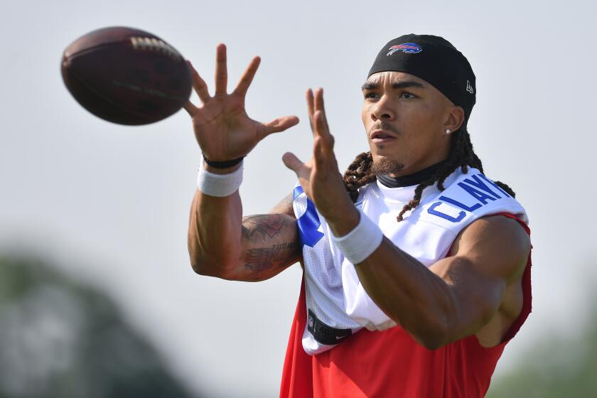 ARCHIVO - El receptor abierto de los Bills de Buffalo, Chase Claypool (14), atrapa un pase durante una práctica de un campamento de entrenamiento de fútbol americano de la NFL en Pittsford, Nueva York, el miércoles 24 de julio de 2024. (AP Foto/Adrian Kraus, Archivo)