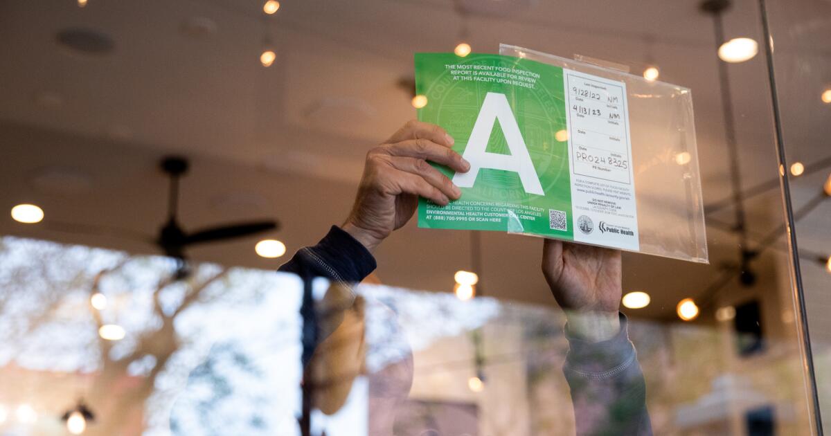 餐厅如何获得"A"级评级？我们跟随一名决策检查员走进餐厅。
