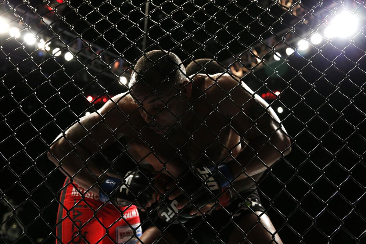 Daniel Cormier y Anthony Johnson en una pelea efectuada en Las Vegas.