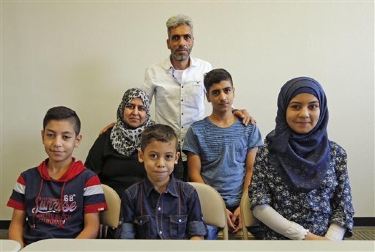 Nadim Fawzi Jouriyeh (atrás), un refugiado sirio que llegó esta semana a Estados Unidos posa con su familia el 31 de agosto de 2016, en El Cajon, California.