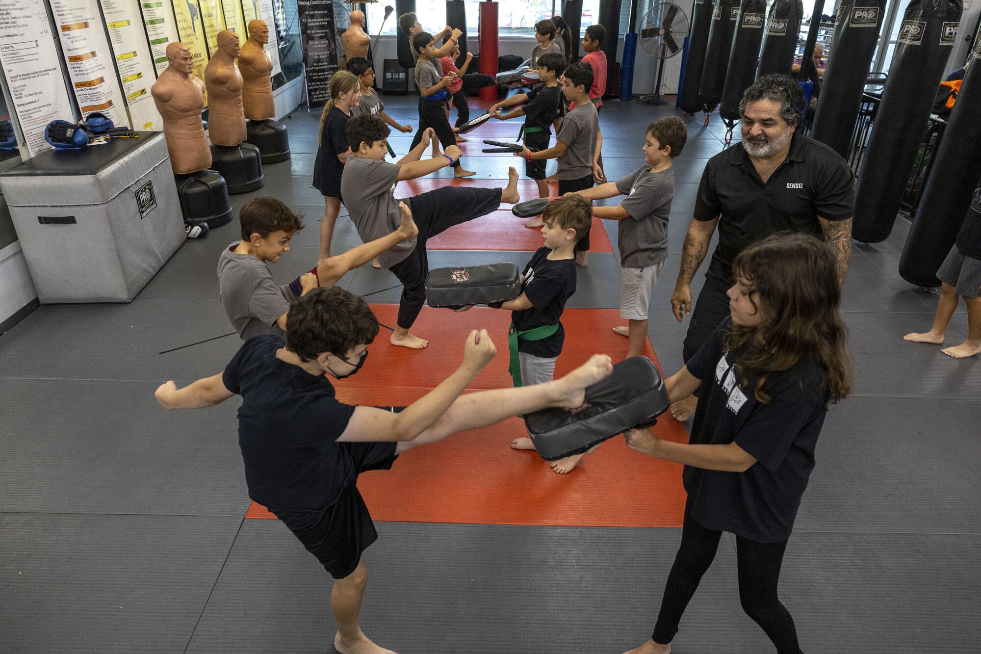 Woodland Hills, CA, jeudi 8 septembre 2022 - Fariborz Azhakh, propriétaire du Team Karate Center, enseigne aux enfants.