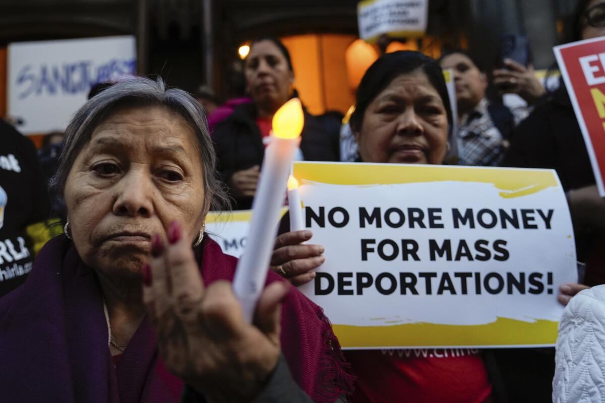 Las personas mantienen velas y síntomas para los derechos de los migrantes