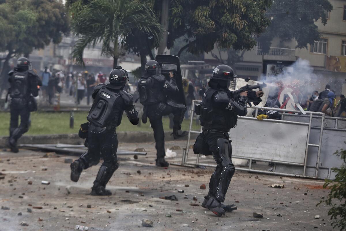 La policía lanza gases lacrimógenos a manifestantes el lunes 3 de mayo de 2021 durante una huelga nacional 