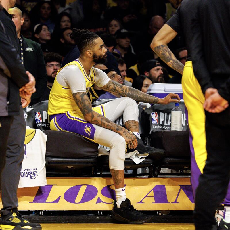 El guardia de los Lakers, D'Angelo Russell, se sienta en el banco durante los momentos finales del Juego 3.