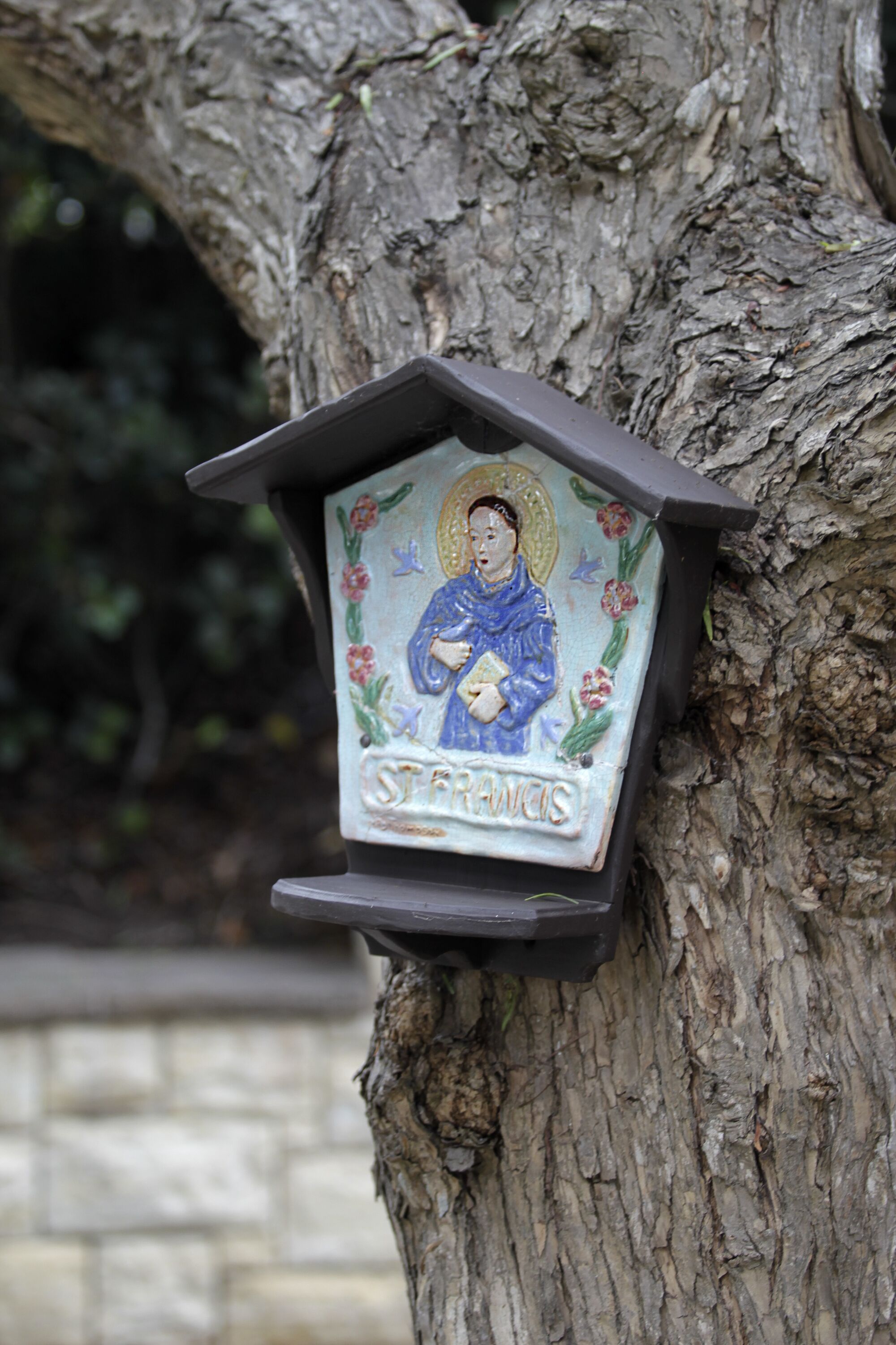 Patung Santo Fransiskus berlabuh di Taman Santo Fransiskus di Taman Meditasi Persahabatan Realisasi Diri di Encinitas.