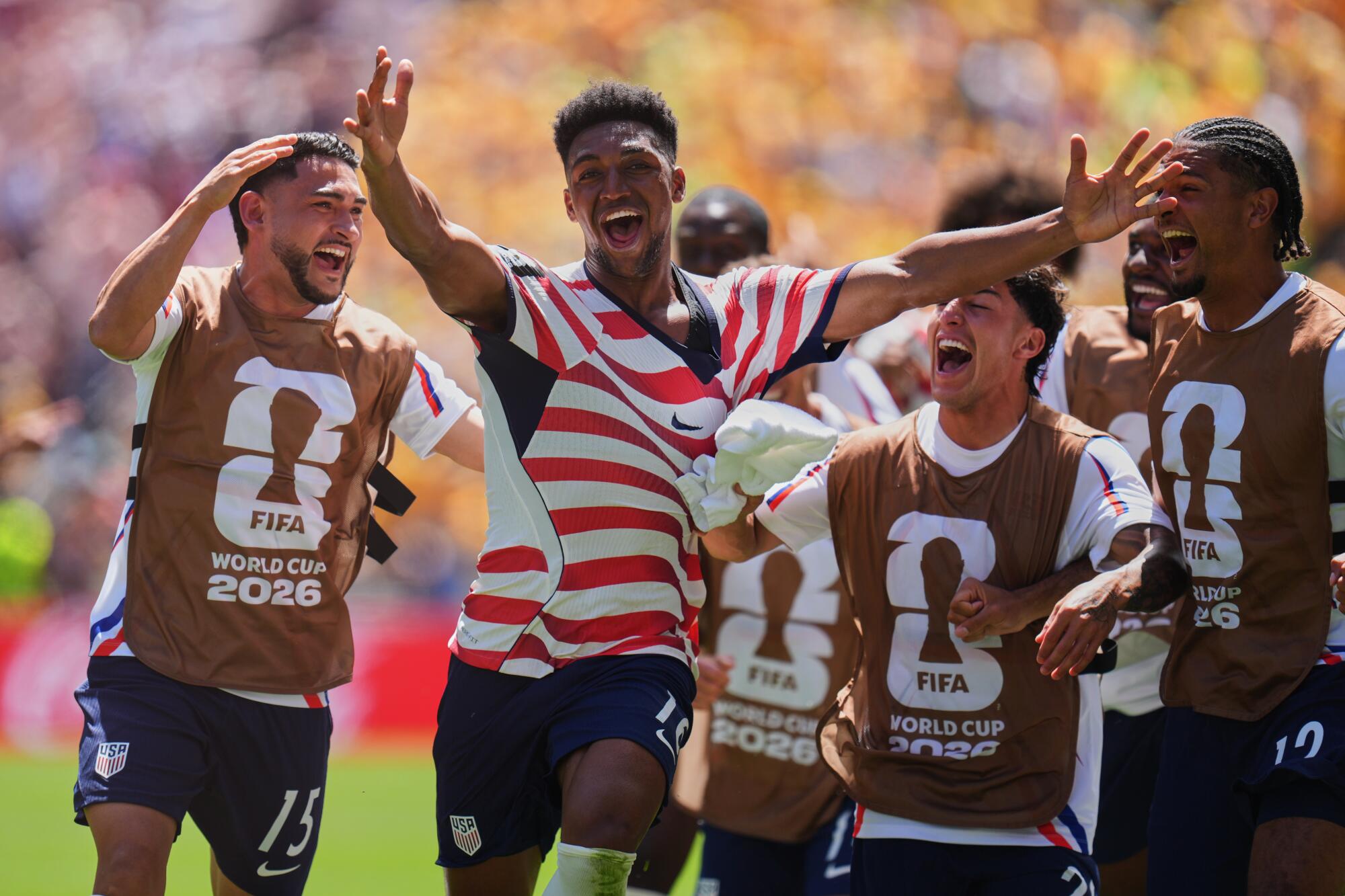 U.S. defeats Australia, clinches spot in World Cup knockout round - Los Angeles Times