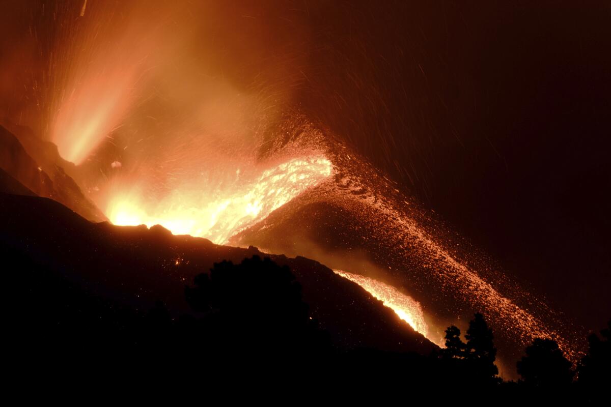 Un volcán sigue vertiendo lava en la isla de La Palma.
