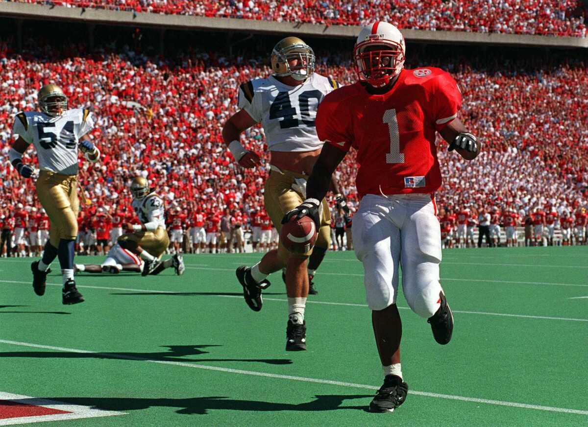 Lawrence Phillips (1) scores a touchdown against UCLA in 1994. Phillips is suspected of killing his prison cellmate, officials said this week.