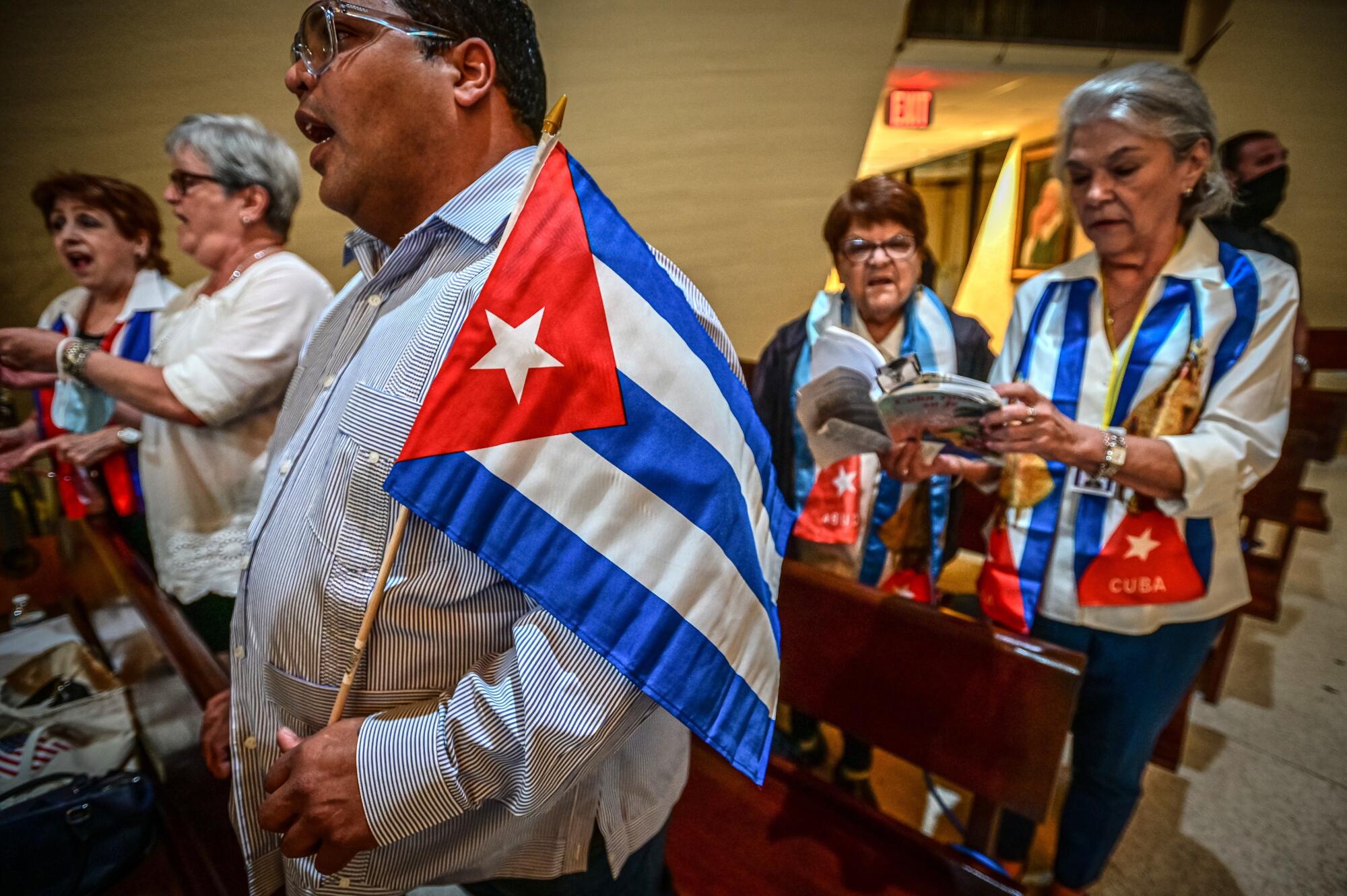 Cubanos que viven en el exterior protestan pero también se aferran a la religión 
