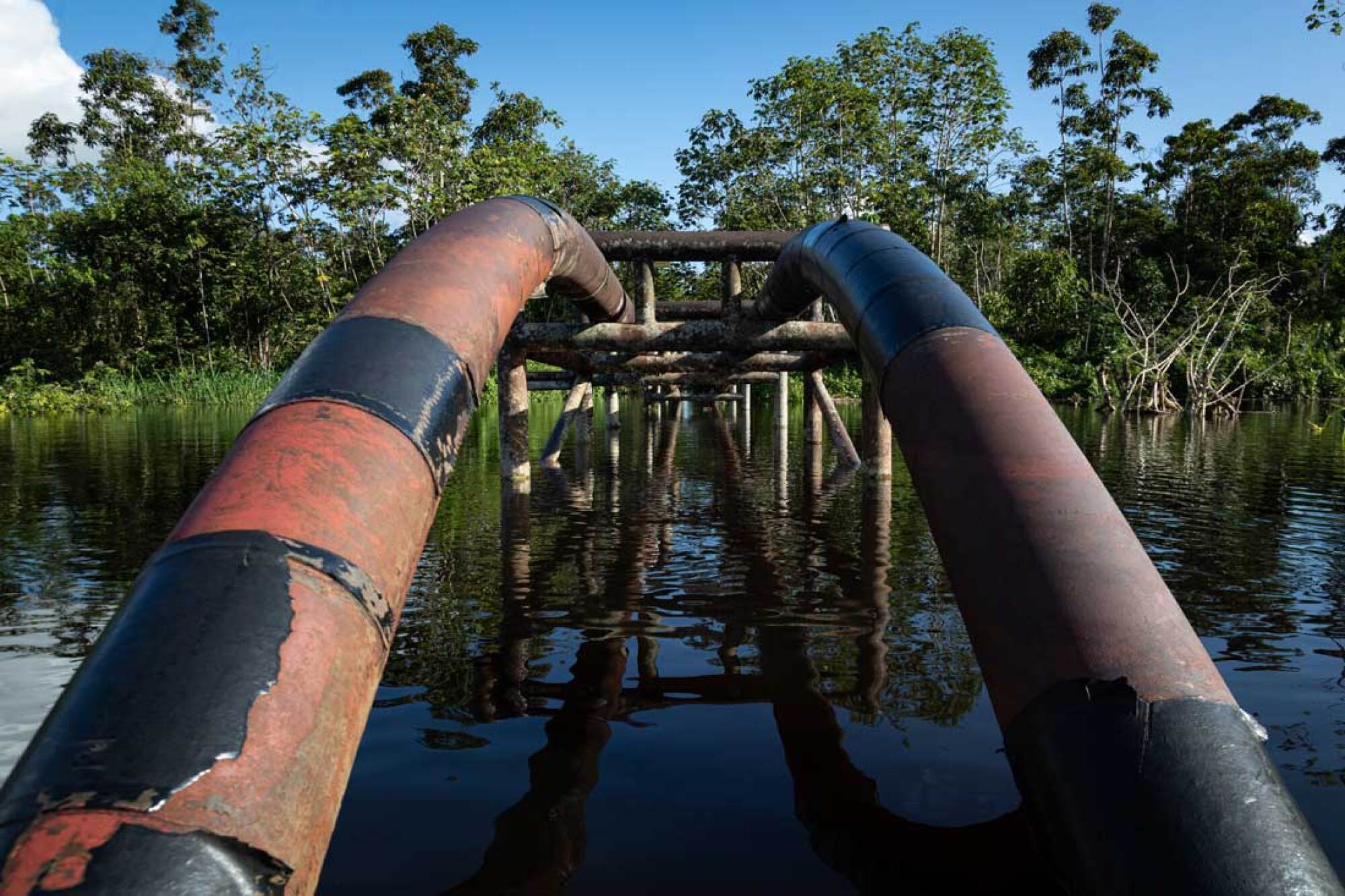 Un oleoducto cruza el río Chambira en la comunidad urarina de Nueva Unión
