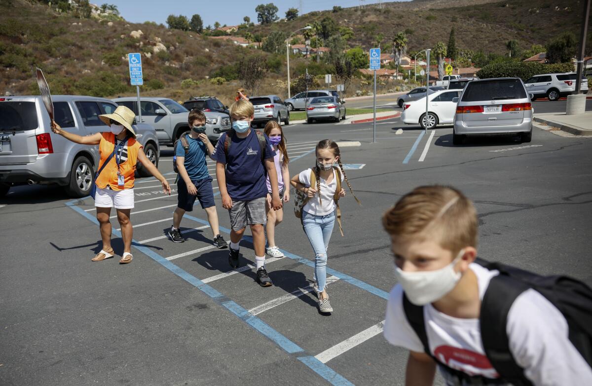 Los estudiantes van a clase en la escuela primaria Sunset Hills de Poway en octubre.