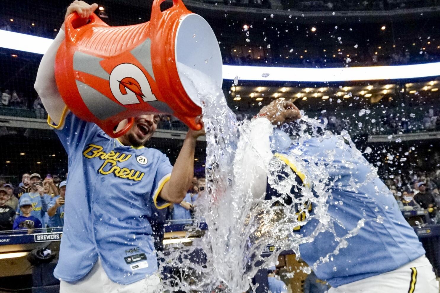 William Contreras caps 3-run 7th with winning RBI in Brewers' 3-2