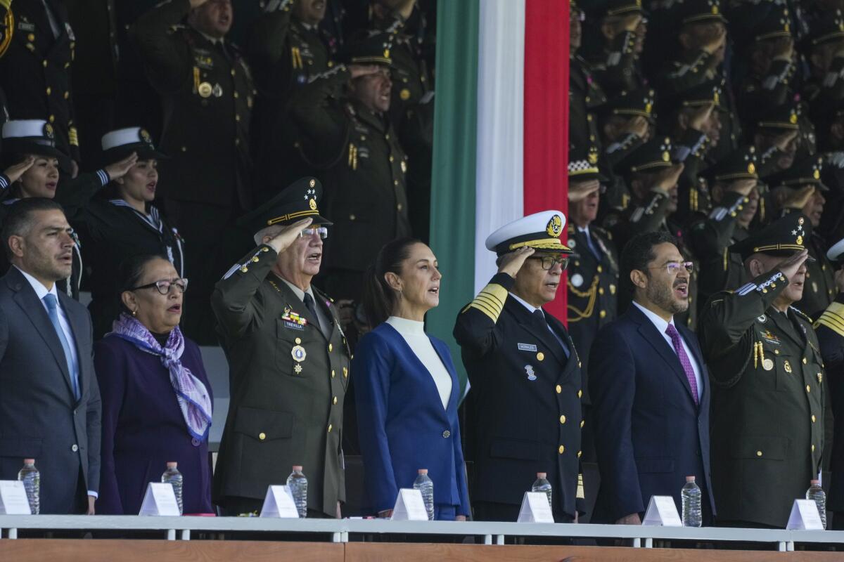 La presidenta mexicana Claudia Sheinbaum, en el centro; el ministro de Defensa, 