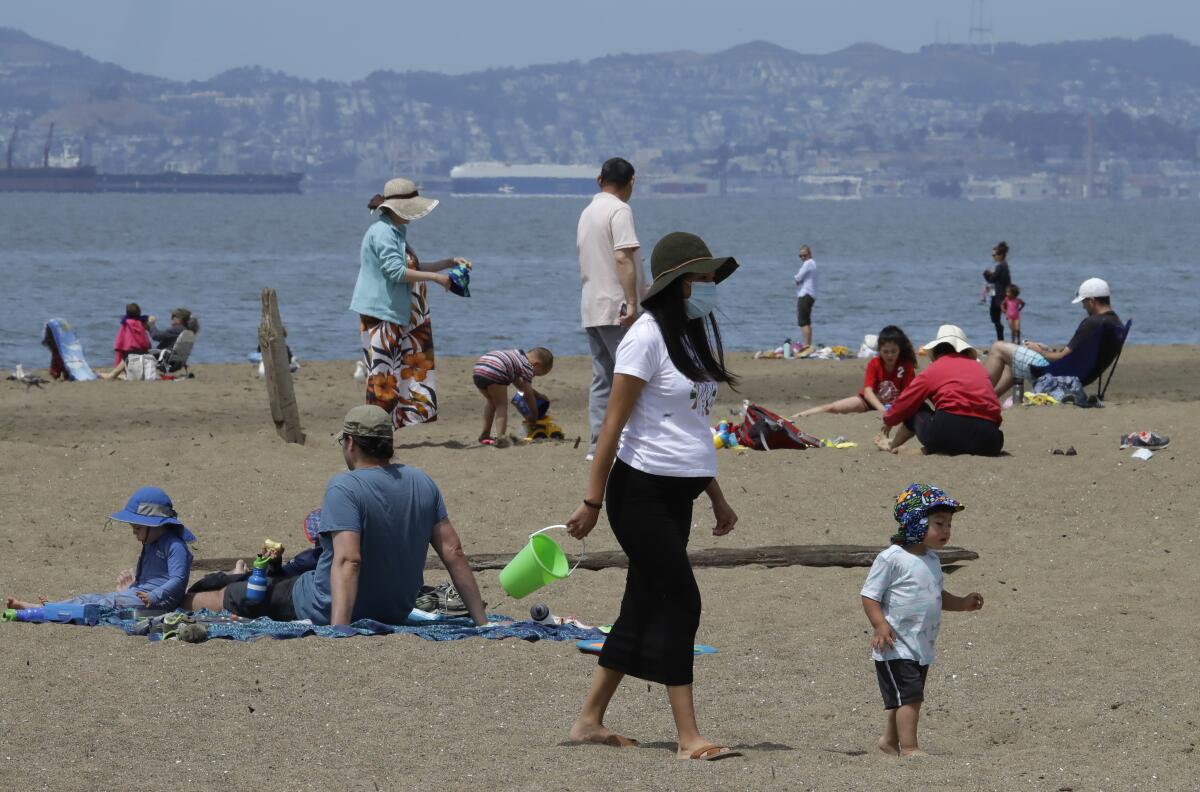 Personas mantienen el distanciamiento social en la Playa Estatal Robert W. Crown Memorial, en Alameda, California, el viernes, 22 de mayo del 2020. (AP Foto/Ben Margot)