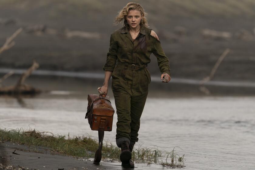 La actriz Chloë Grace Moretz en una escena de “Shadow in the Cloud”.