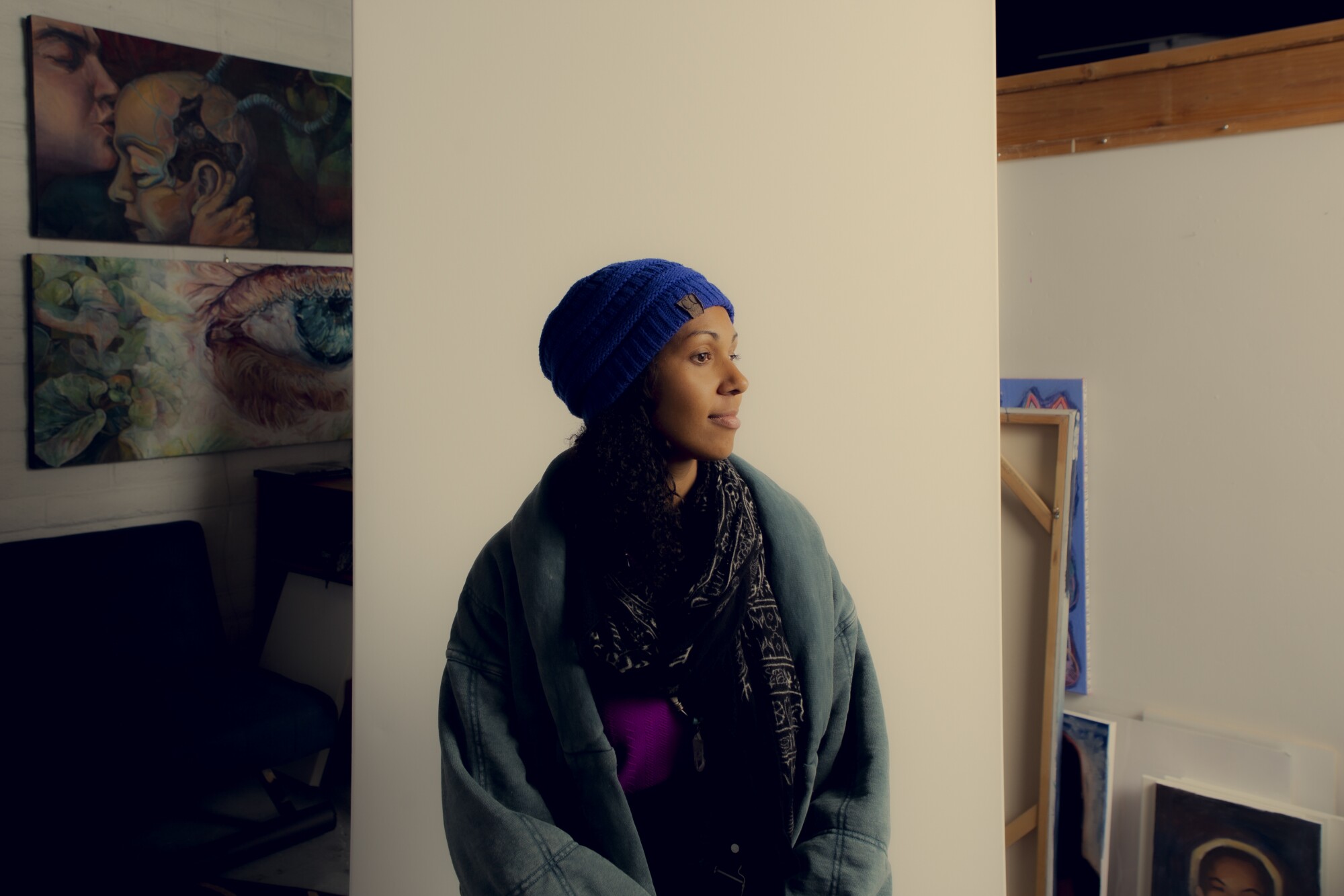 Charlene Moseley pozuje do zdjęcia na 30 Dniu Sztuki w Normal Heights.