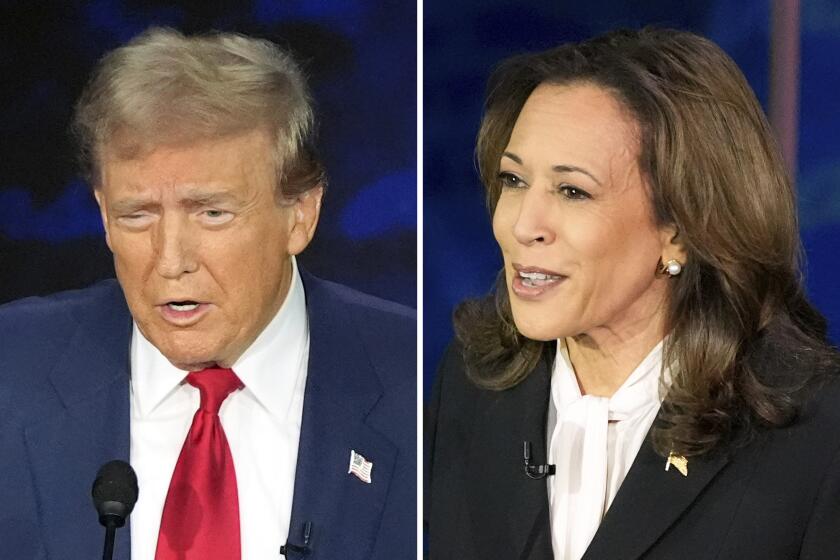 Esta combinación de fotos muestra al candidato presidencial republicano Donald Trump (i) y la vicepresidenta Kamala Harris en el debate en Filadelfia el 10 de septiembre del 2024. (AP foto/Alex Brandon)