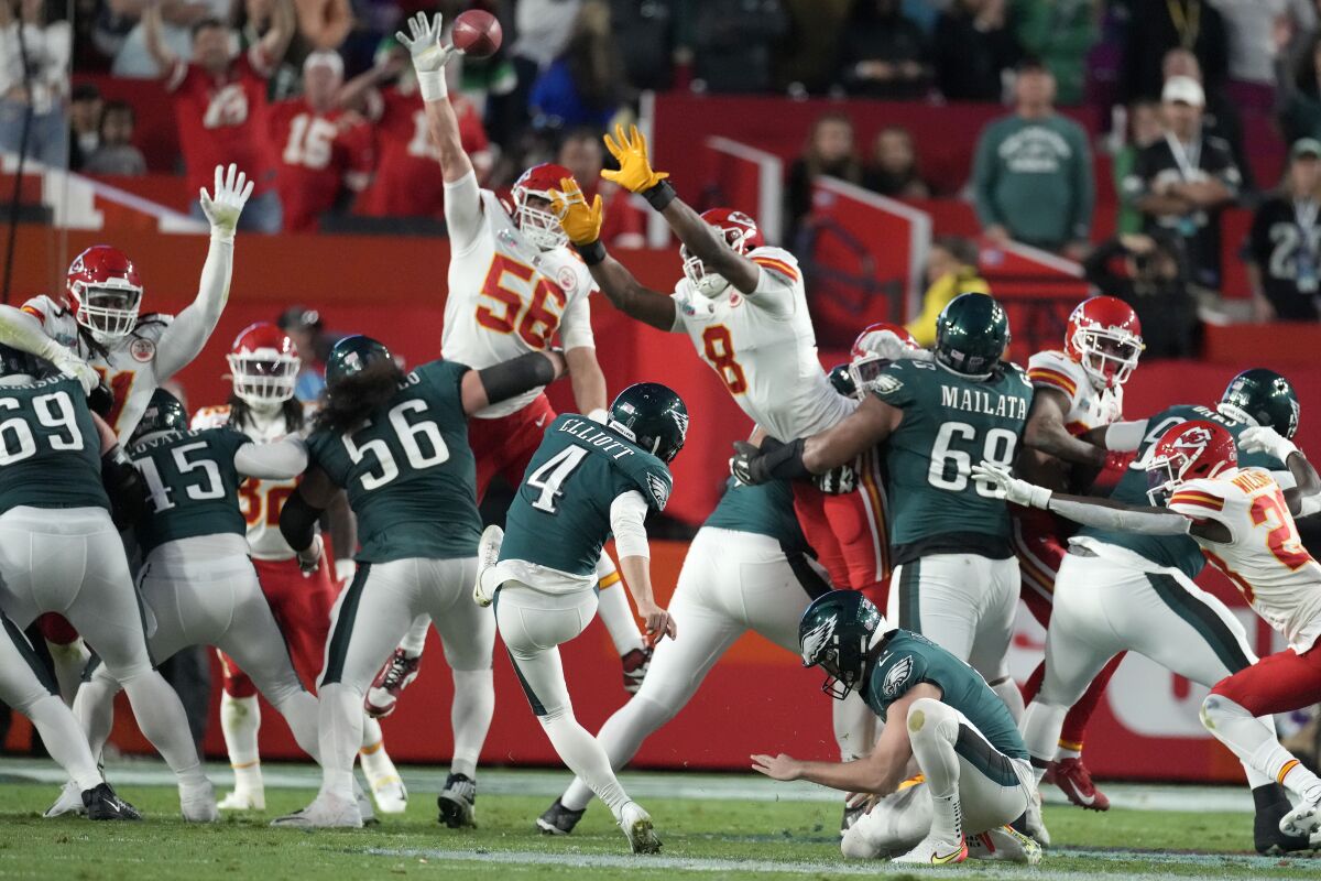 Jake Elliott kicks a 35-yard field goal against the Kansas City Chiefs at the end of the first half.