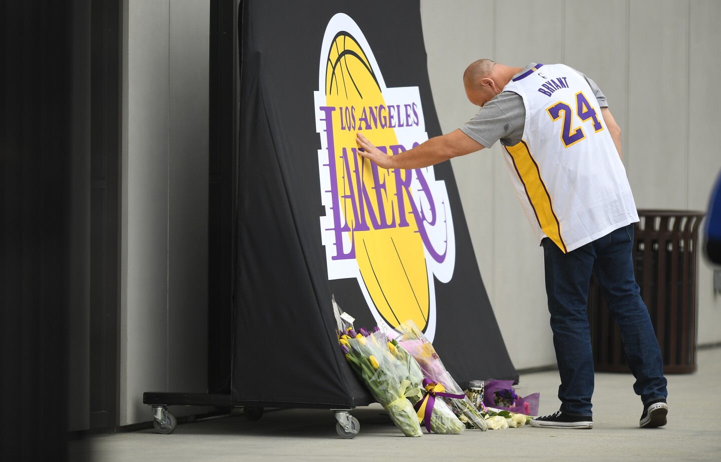 Photos: Fans mourn death of Kobe Bryant - Los Angeles Times
