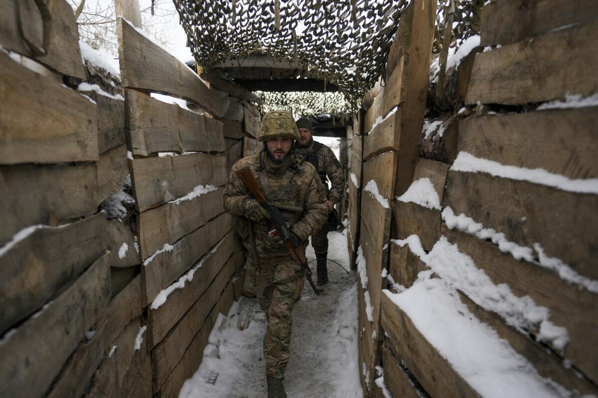Soldados ucranianos caminan en una trinchera en el frente en la región de Luhansk, en el este de Ucrania,