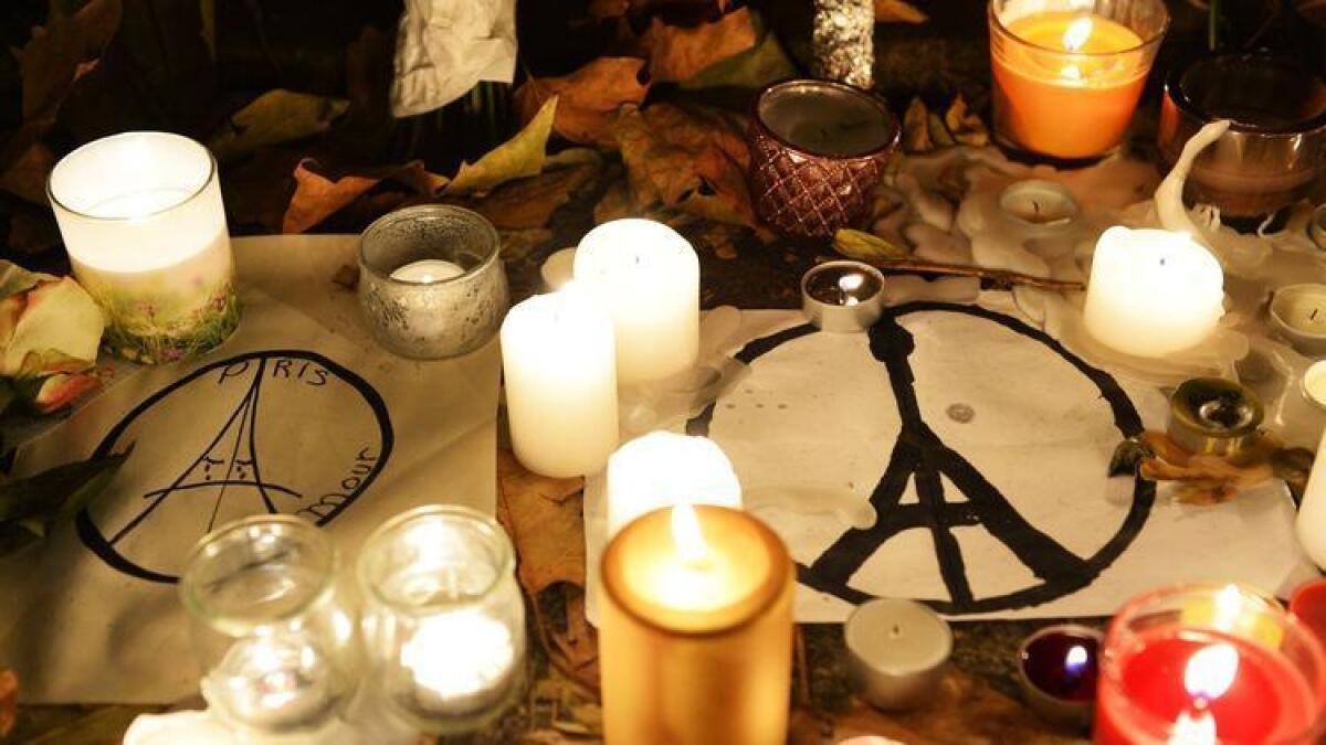 Velas y mensajes se han colocado en un memorial improvisado al lado de la sala de conciertos Bataclan en París.