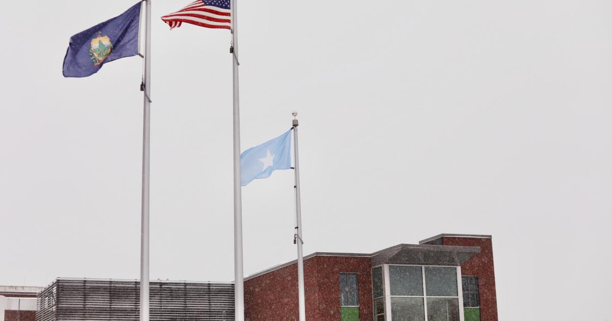 Bandeira da Somália do lado de fora do prédio da escola de Vermont atrai ameaças sobre a retórica ‘lixo’ de Trump