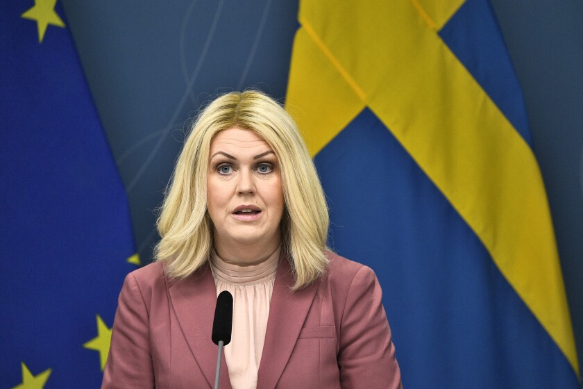 La ministra sueca de Asuntos Sociales, Lena Hallengren, realiza una conferencia de prensa sobre medidas vinculadas con el COVID-19. Suecia anunció el miércoles 26 de enero de 2022 que varias restricciones regirán durante dos semanas más. (Claudio Bresciani/TT via AP)